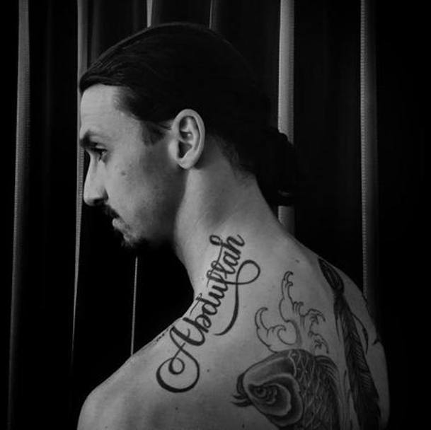 A very important name for me (Un nome molto importante per me).. Cos Zlatan Ibrahimovic sui social per mostrare il nuovo tatuaggio dedicato ad Abdullah. Sul significato per c&#39; ancora mistero...